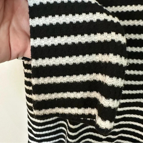 Torrid Women’s Long Sleeve Black & White Striped V-Neck Shirt Size 0, L, 12 GUC - Picture 7 of 8